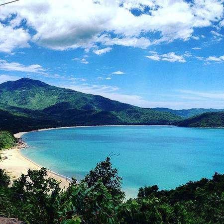 Bãi biển Làng Vân Đà Nẵng vắng vẻ và nguyên sơ