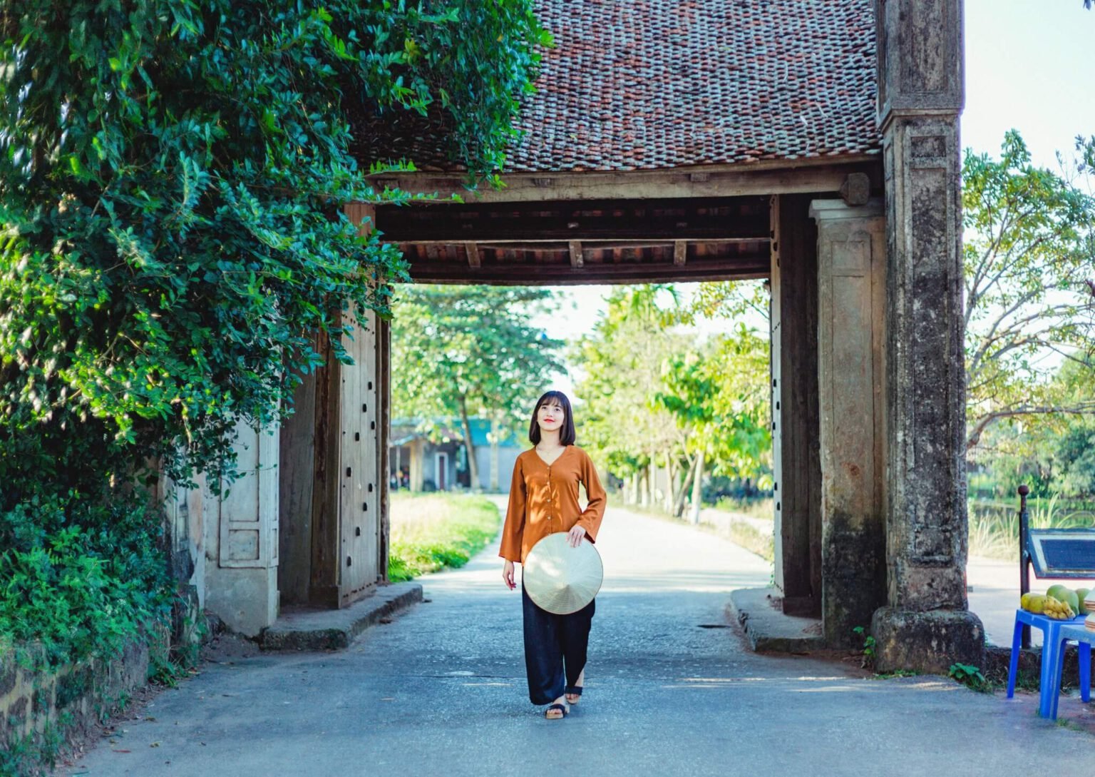 Cổng làng Mông Phụ ở làng cổ Đình Lâm. Ảnh: Maria Tuyền.