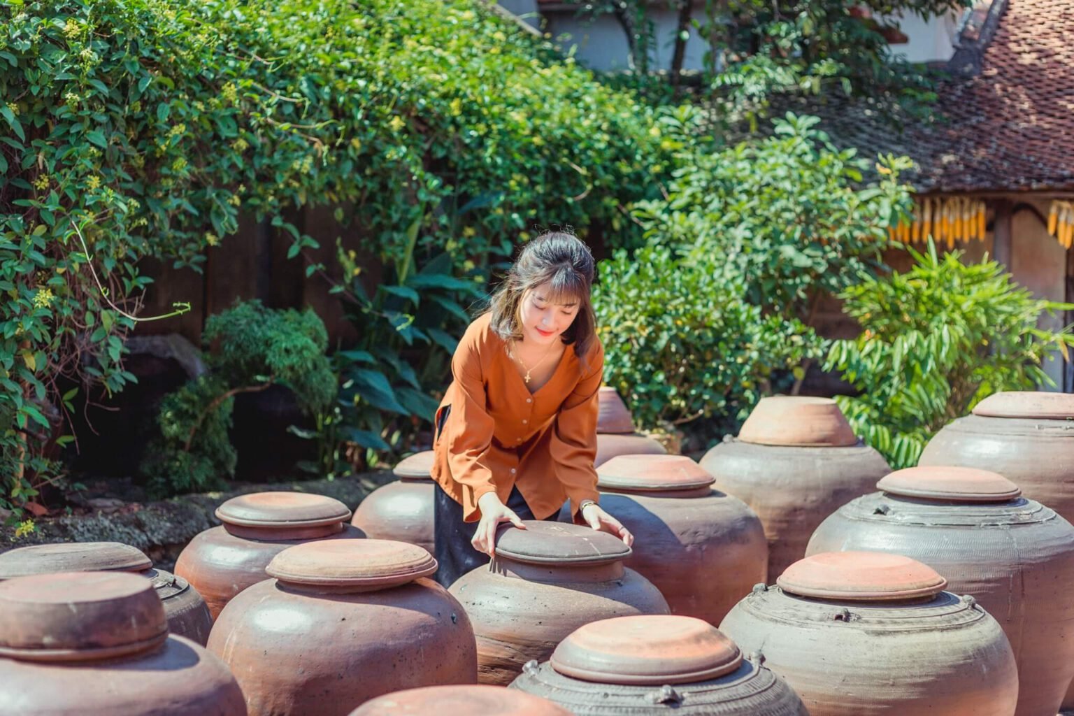 Tham quan những ngôi nhà cổ ở làng Đường Lâm. Ảnh: Ảnh Maria Tuyền.