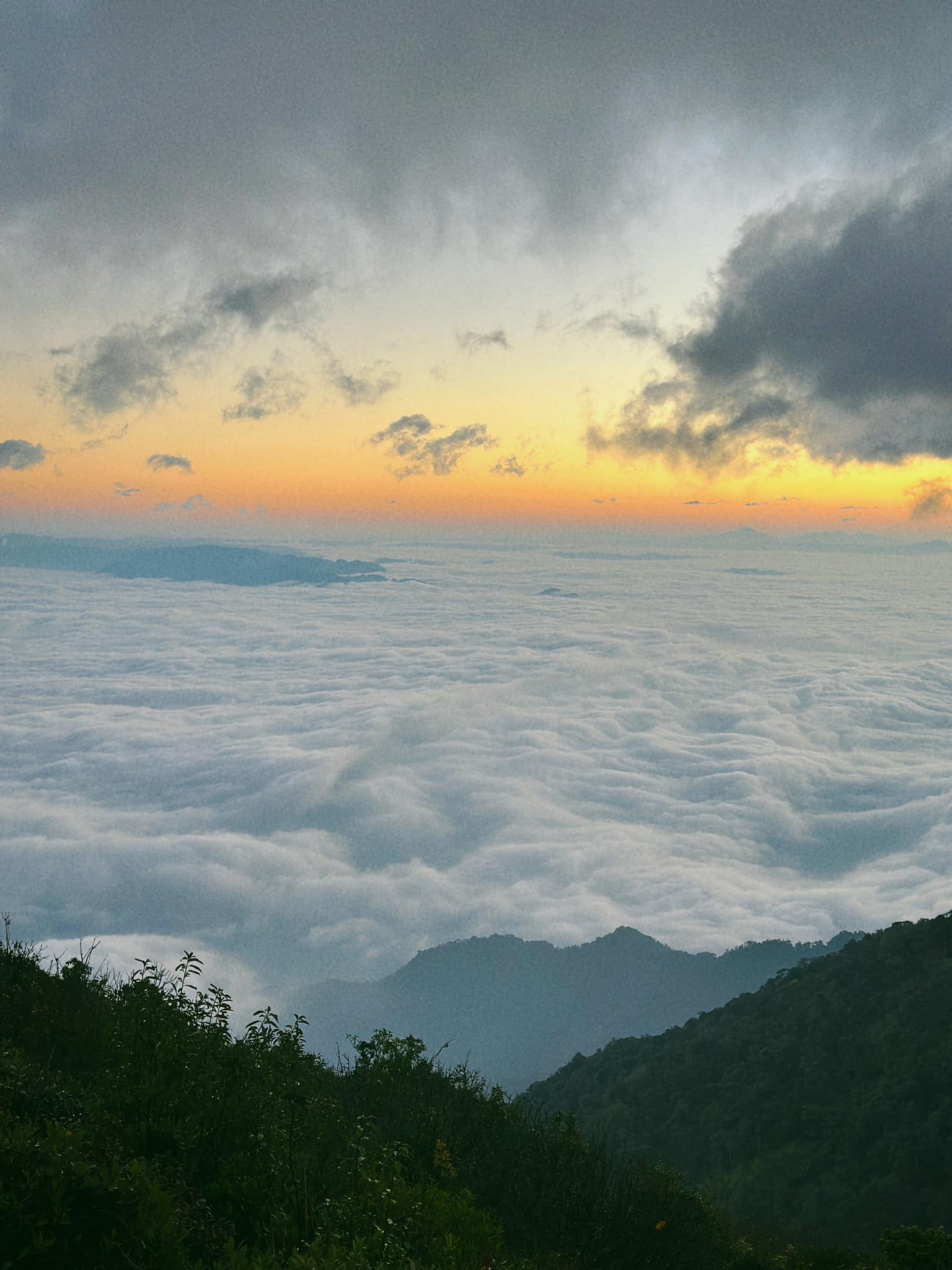 Bình minh tại Lảo Thẩn săn mây
