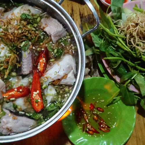 Lấu cá đuối thường chấm cùng nước mắm nguyên chất mới ngon. Ảnh: Di Vỹ.