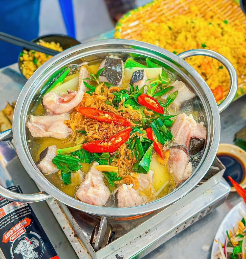 Du khách hào hứng thưởng thức món lẩu cá đuối tại Vũng Tàu