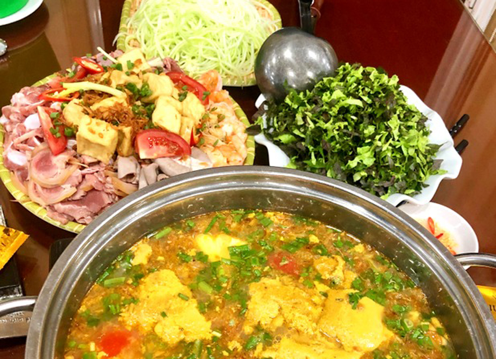Nước lẩu cà ra vàng óng hấp dẫn