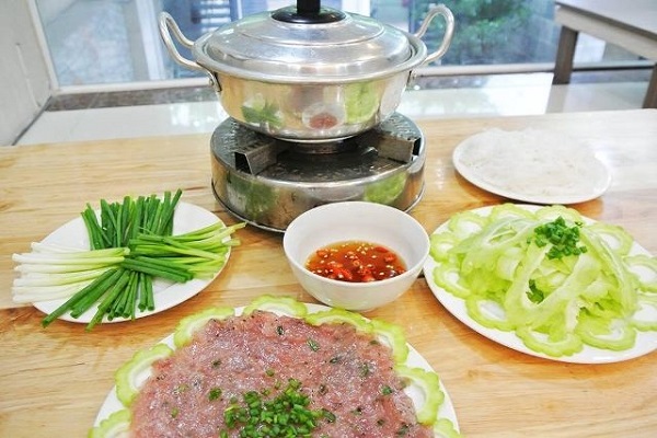 Các bước sơ chế nguyên liệu lẩu khổ qua thác lác sườn non