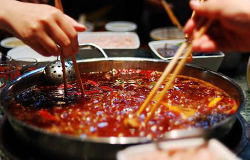 Lẩu Tứ Xuyên có từ những năm đầu thế kỷ 20. Vào thời điểm đó, các công nhân cảng, ngư dân làm việc và sống dọc sông Dương Tử không đủ khả năng để ăn thịt. Bởi vậy họ tìm ra cách nấu các loại thịt và nội tạng rẻ tiền bằng cách nhúng chúng trong nồi nước dùng thật cay. Việc này ban đầu nhằm che đi mùi hôi từ nội tạng và thịt rẻ tiền. Tuy nhiên, sau khi bổ sung các loại gia vị thơm, món ăn dành cho người nghèo này đặc biệt hấp dẫn hơn và trở thành đặc sản nổi tiếng của tỉnh Tứ Xuyên. Ảnh: chinaodysseytours.