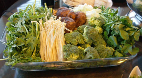 Sau nhiều năm cải biến, phát triển, lẩu Tứ Xuyên ngày nay không còn là món ăn bình dân. Mặc dù nội tạng vẫn được dùng khi chế biến món này nhưng thịt rẻ tiền đã được đổi thành các loại thịt chất lượng cao, thêm hải sản, nhiều rau xanh. Ảnh: chinaodysseytours.