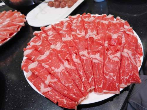 Việc chế biến lẩu Tứ Xuyên cao cấp ngày nay rất cầu kỳ từ chọn nguyên liệu hảo hạng như là tương Huyện Du hoặc tương Nguyên Hồng đến kỹ thuật cầm dao, thái những lát thịt to mỏng, cách bài trí công phu. Ảnh: noak.