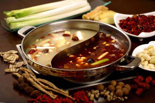 Lẩu Tứ Xuyên ngày nay thường có hai ngăn nước dùng cay (đỏ) và không cay (trắng) để phù hợp với nhiều thực khách hơn. Ảnh: timeoutshanghai.