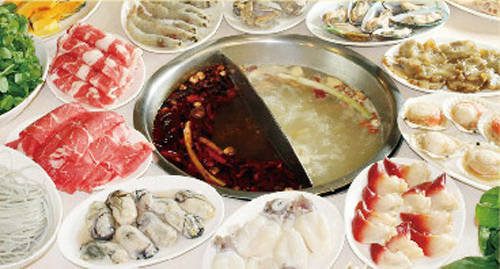 Điểm đặc biệt nằm ở hương vị của lẩu Tứ Xuyên. Không chỉ có vị cay đơn thuần, món ăn này có sự kết hợp hài hòa, hấp dẫn giữa vị ngọt và cay. Và bản thân vị nóng, tê sâu vì cay "độc nhất vô nhị" sẽ mang lại cảm giác kích thích đầy thú vị cho người dùng. Ảnh: chinaodysseytours.