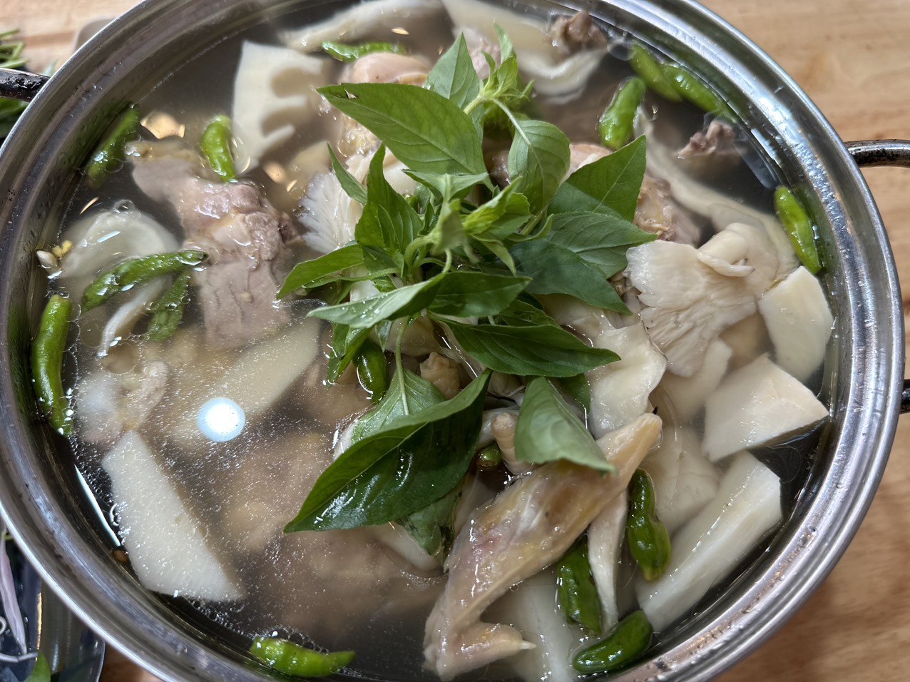 Lẩu gà lá é Đà Lạt đặc sản