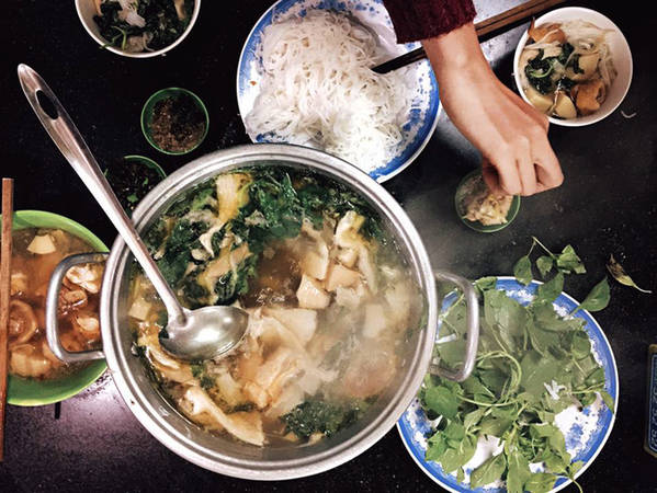 Thưởng thức lẩu gà lá é trong không khí se lạnh Đà Lạt