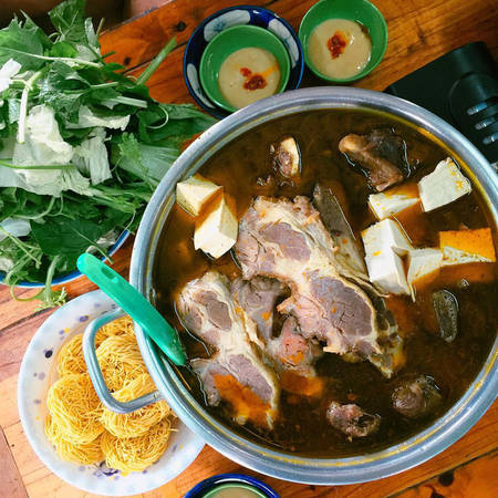Lẩu bò Ba Toa kết hợp rau xanh Đà Lạt