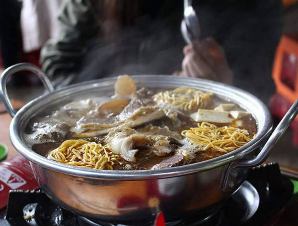 Không gian ấm cúng khi ăn lẩu bò Ba Toa
