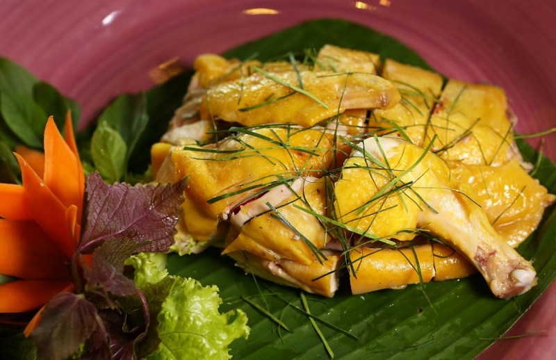 Gà Tiên Yên luộc da vàng giòn thịt ngọt
