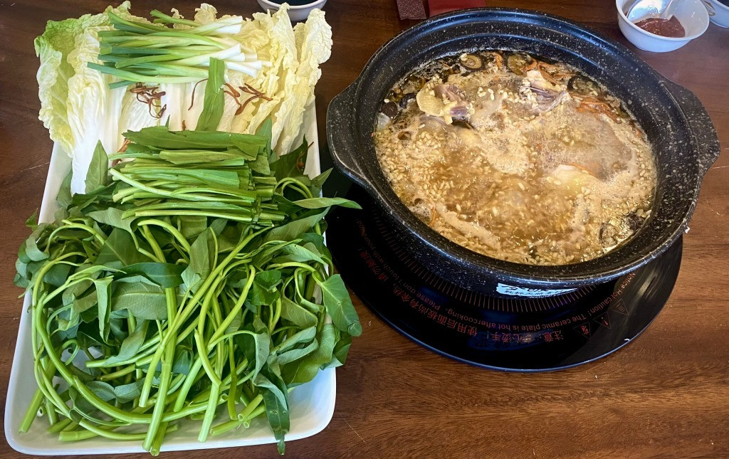Món lẩu màu vàng đẹp mắt