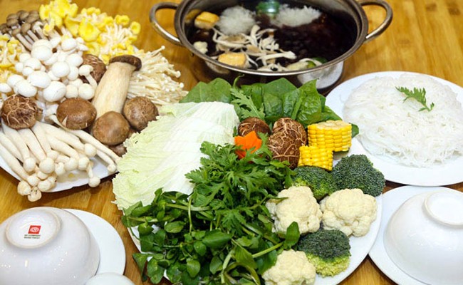 Lẩu nấm thập cẩm chay đầy đủ nguyên liệu