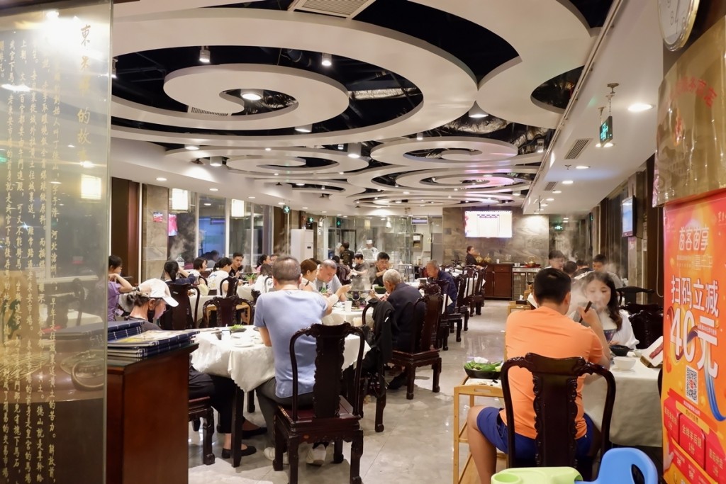 Tọa lạc ngay khu Vương Phủ Tỉnh - trung tâm thủ đô Bắc Kinh (Trung Quốc), Dong Lai Shun luôn đông khách. Món ăn ai cũng muốn thử khi vào đây là lẩu nước trong veo, không màu, không mùi, không vị. Bên trong quán rộng rãi, khách ngồi bàn tròn có mâm xoay ở giữa để tiện gắp thức ăn, đồng thời cũng có phòng riêng dành cho những ai yêu cầu.