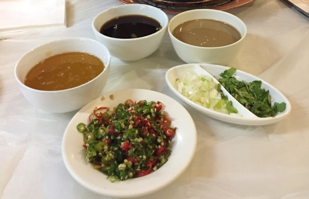Trái với đa phần những quán lẩu ở Trung Quốc, các loại nước chấm như xì dầu, tỏi, ớt, hành... không miễn phí. Bạn phải trả tầm 10 tệ/chén (khoảng 35.000 đồng). Hầu hết đều là nguyên chất nên khá mặn hoặc nhạt, bạn có thể gọi nhiều thứ rồi pha với nhau cho vị vừa ăn.