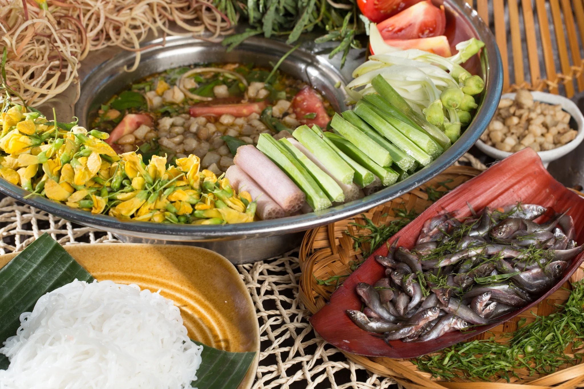 Lẩu cá linh bông điên điển