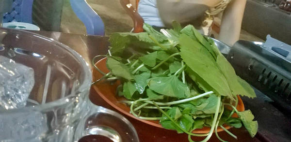 Không gian ăn lẩu bò rùng rợn tại nghĩa địa Sài Gòn