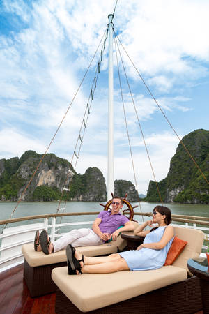 Thoải mái tận hưởng những trải nghiệm tuyệt vời trên du thuyền.