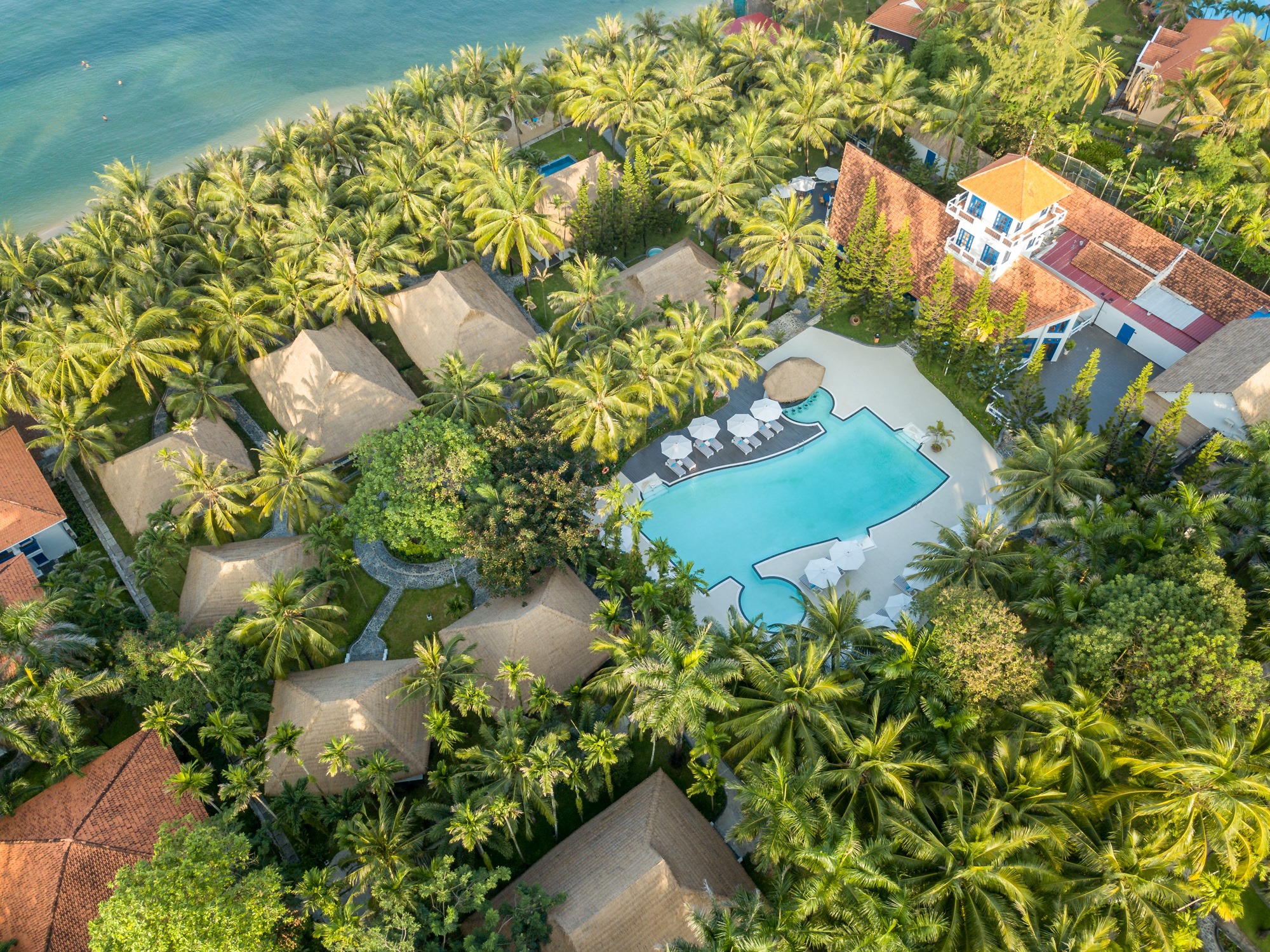 Không gian resort Phú Quốc L'azure Resort & Spa view từ bên ngoài