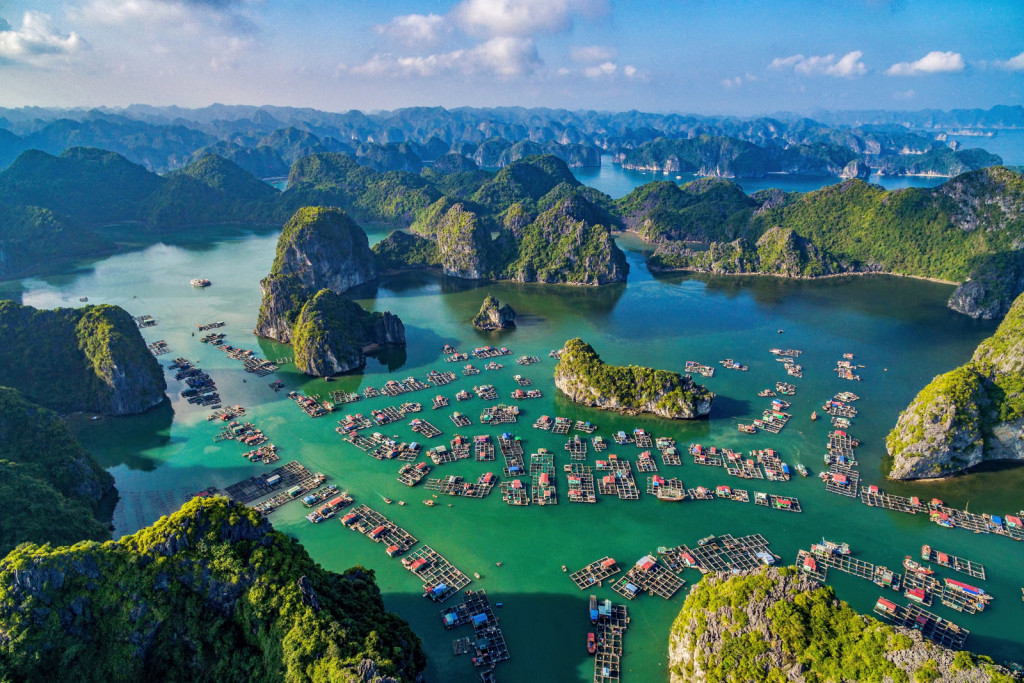 Làng chài Trà Báu nhìn từ trên cao tại Vịnh Hạ Long