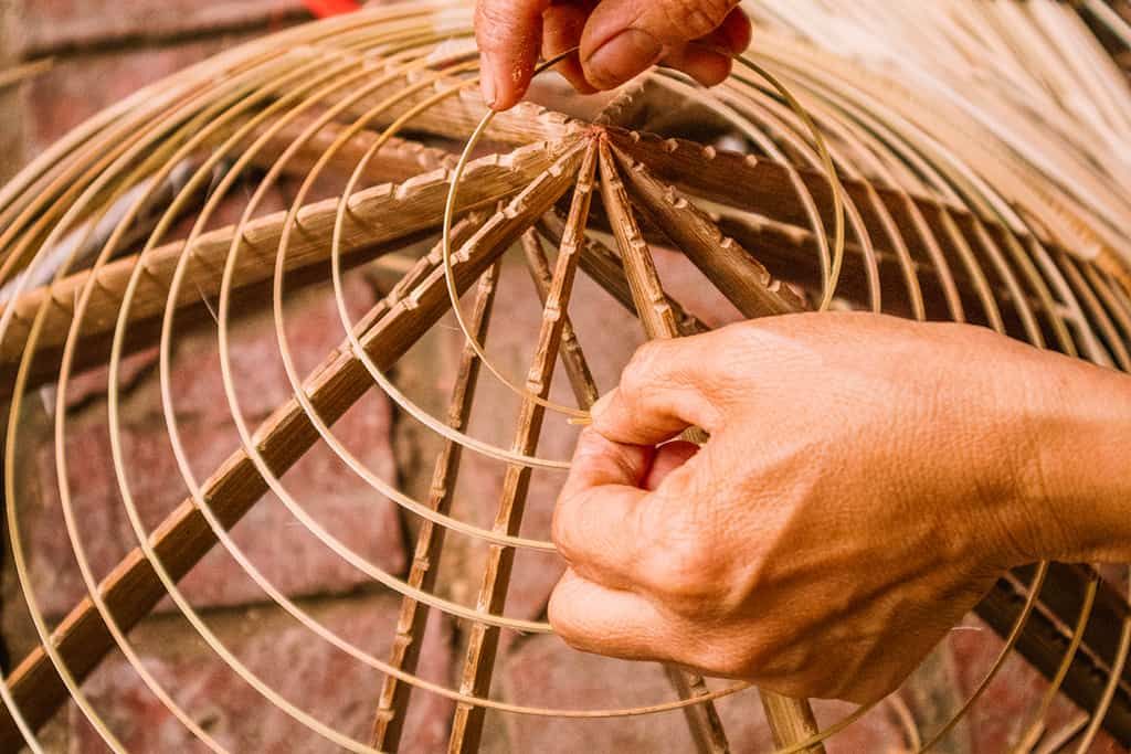 Đôi tay tỉ mỉ của thợ nhân làm từng công đoạn để tạo thành chiếc nón lá