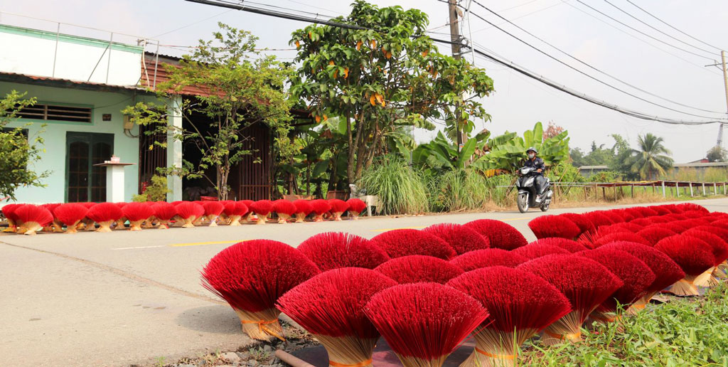 Làng nhang Bình Chánh dọc đường Mai Bá Hương