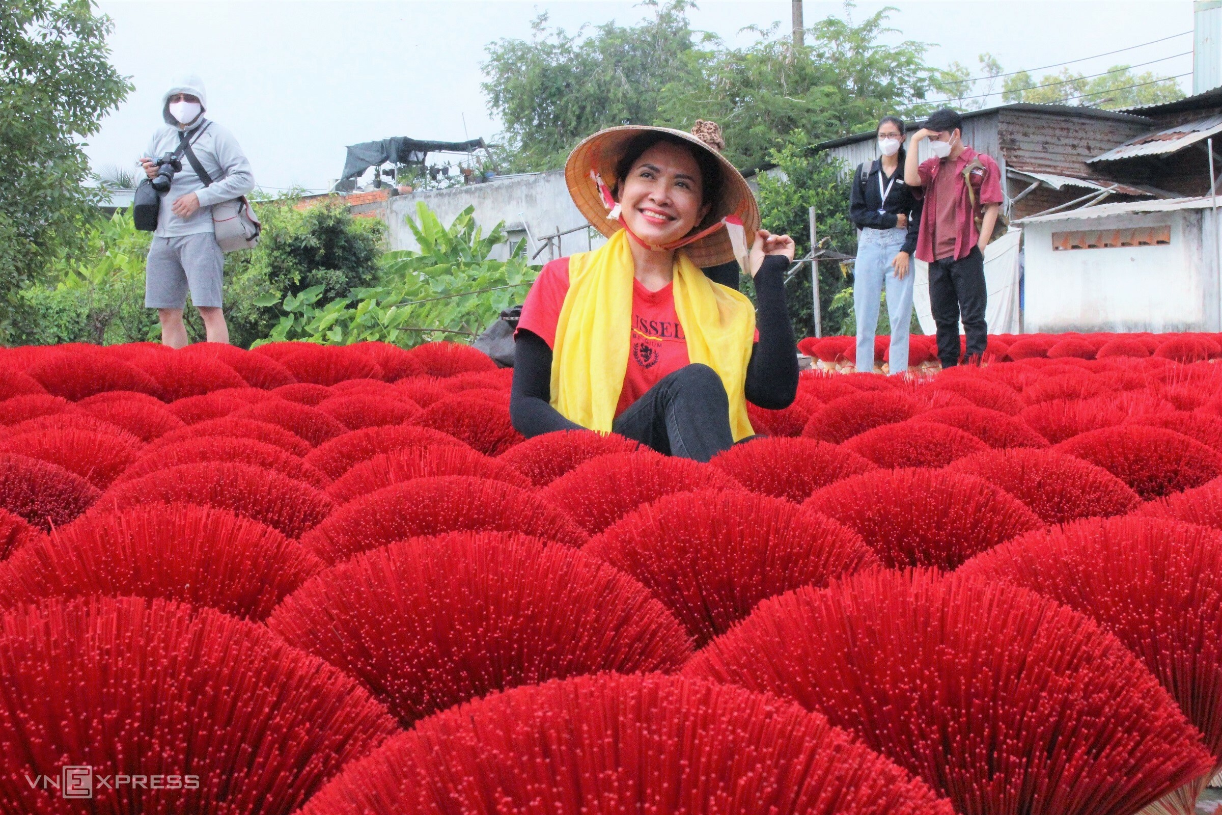 Du khách chụp ảnh tại làng nhang Bình Chánh