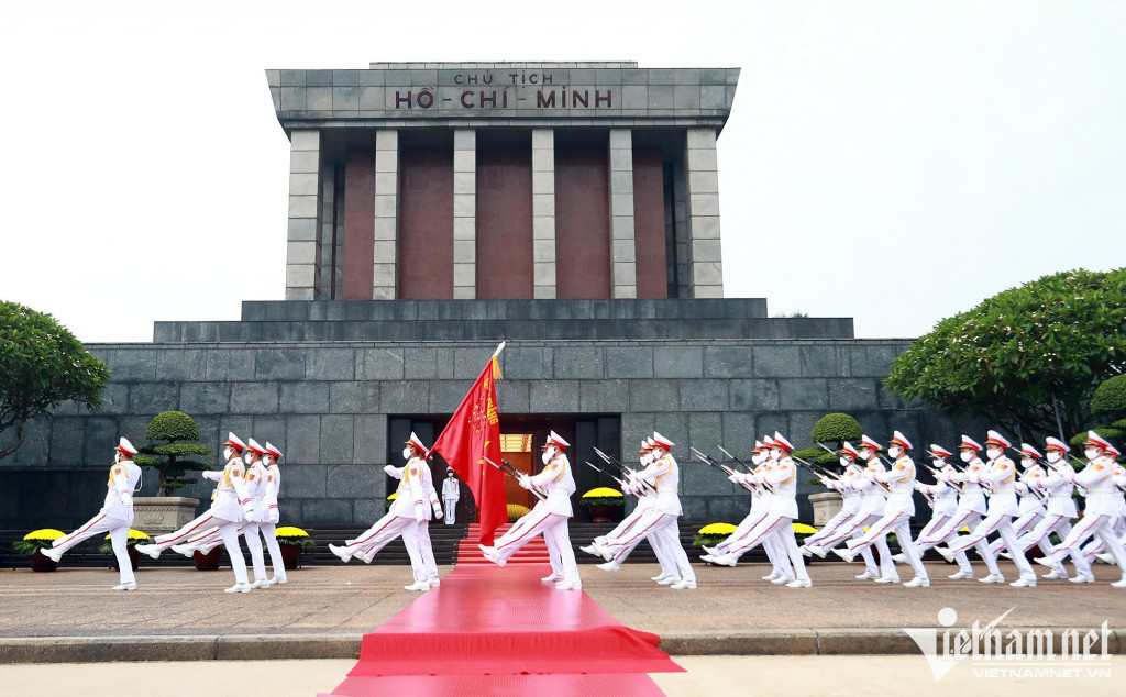 Lăng Chủ tịch trong tour miền Bắc 5N4Đ