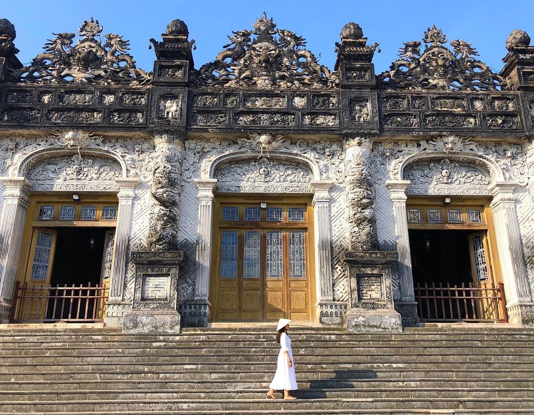 Khách du lịch chụp ảnh check-in lăng Khải Định