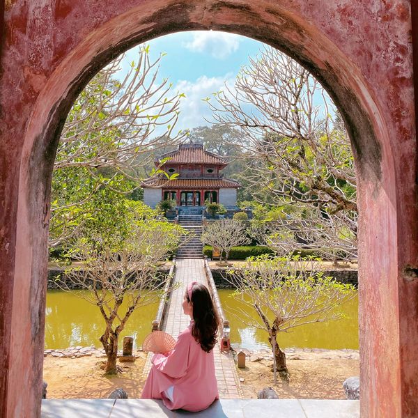Khách du lịch check-in lăng Minh Mạng