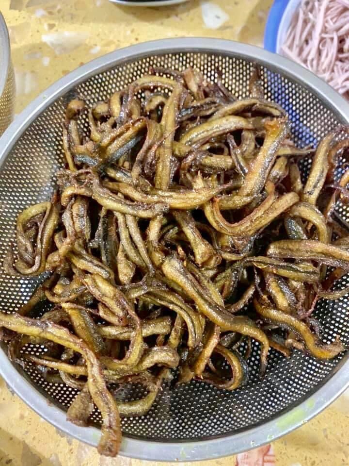Lươn chiên giòn trong chảo dầu cho bún thang lươn Phố Hiến