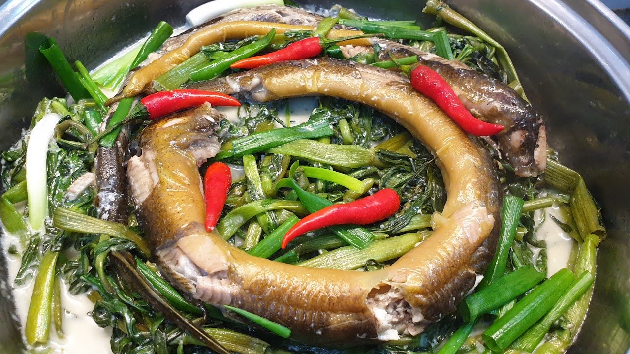 Lươn um rau ngổ đặc sản Cà Mau