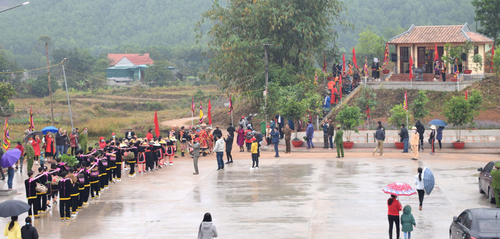Đoàn người dâng sản vật trong Lễ hội Bàn Vương