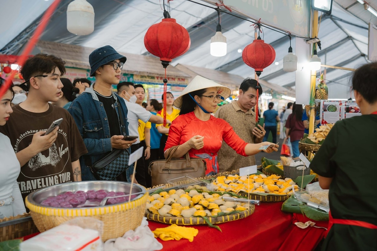 Du khách tham quan lễ hội bánh dân gian tại Cần Thơ