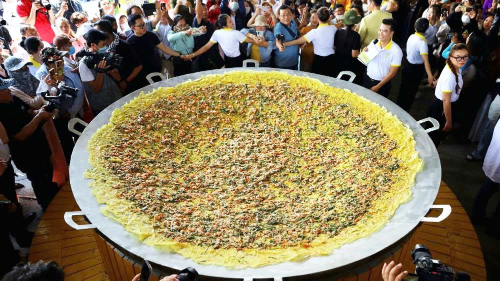 Món bánh xèo khổng lồ độc đáo tại lễ hội bánh dân gian