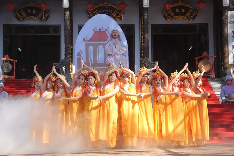 Tiết mục múa truyền thống tại lễ hội đền Huyền Trân