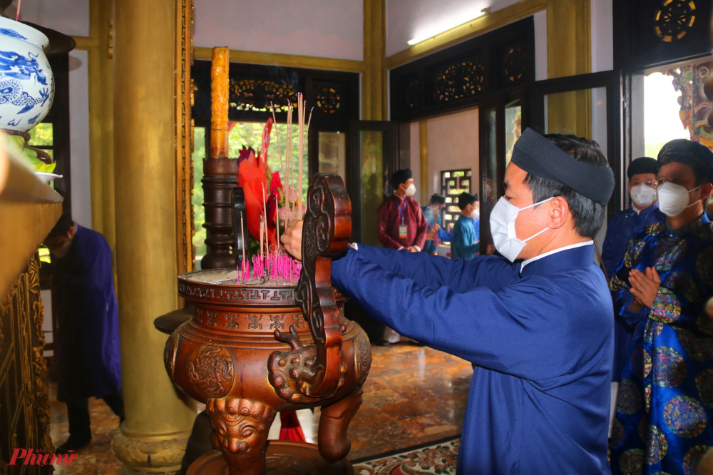 Du khách dâng hương tại lễ hội đền Huyền Trân