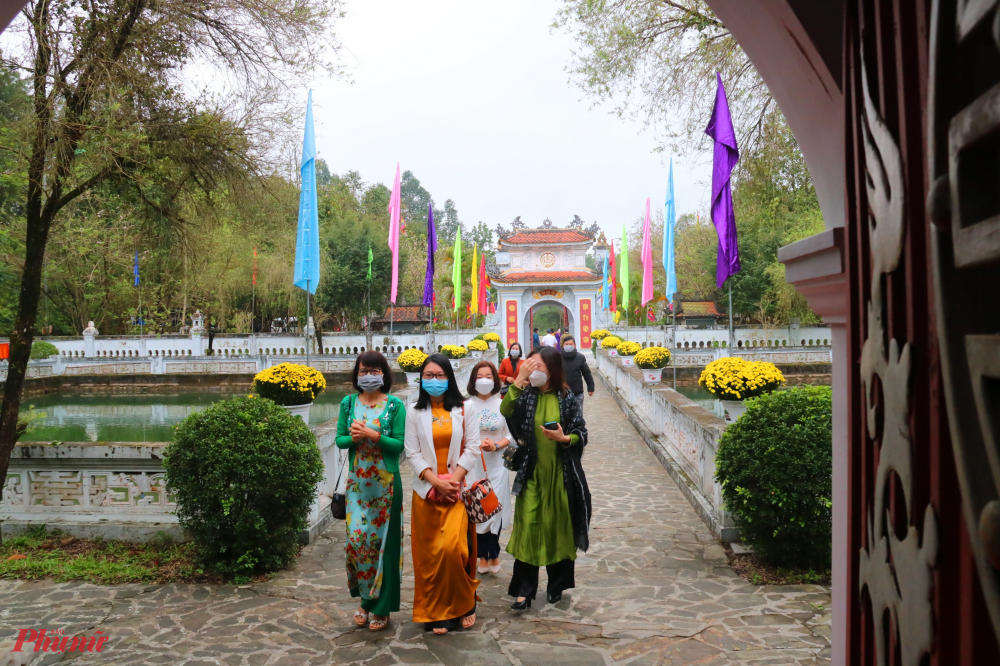 Người dân nô nức về dự lễ hội đền Huyền Trân