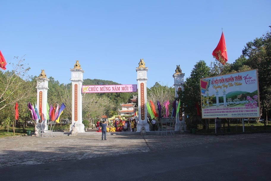Đường vào lễ hội đền Huyền Trân
