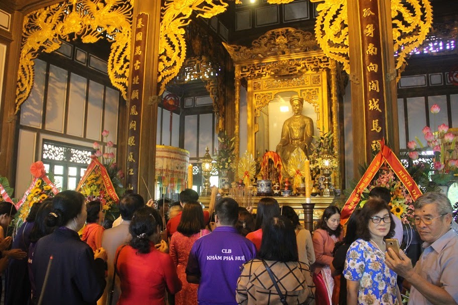 Tượng Phật hoàng Trần Nhân Tông tại đền