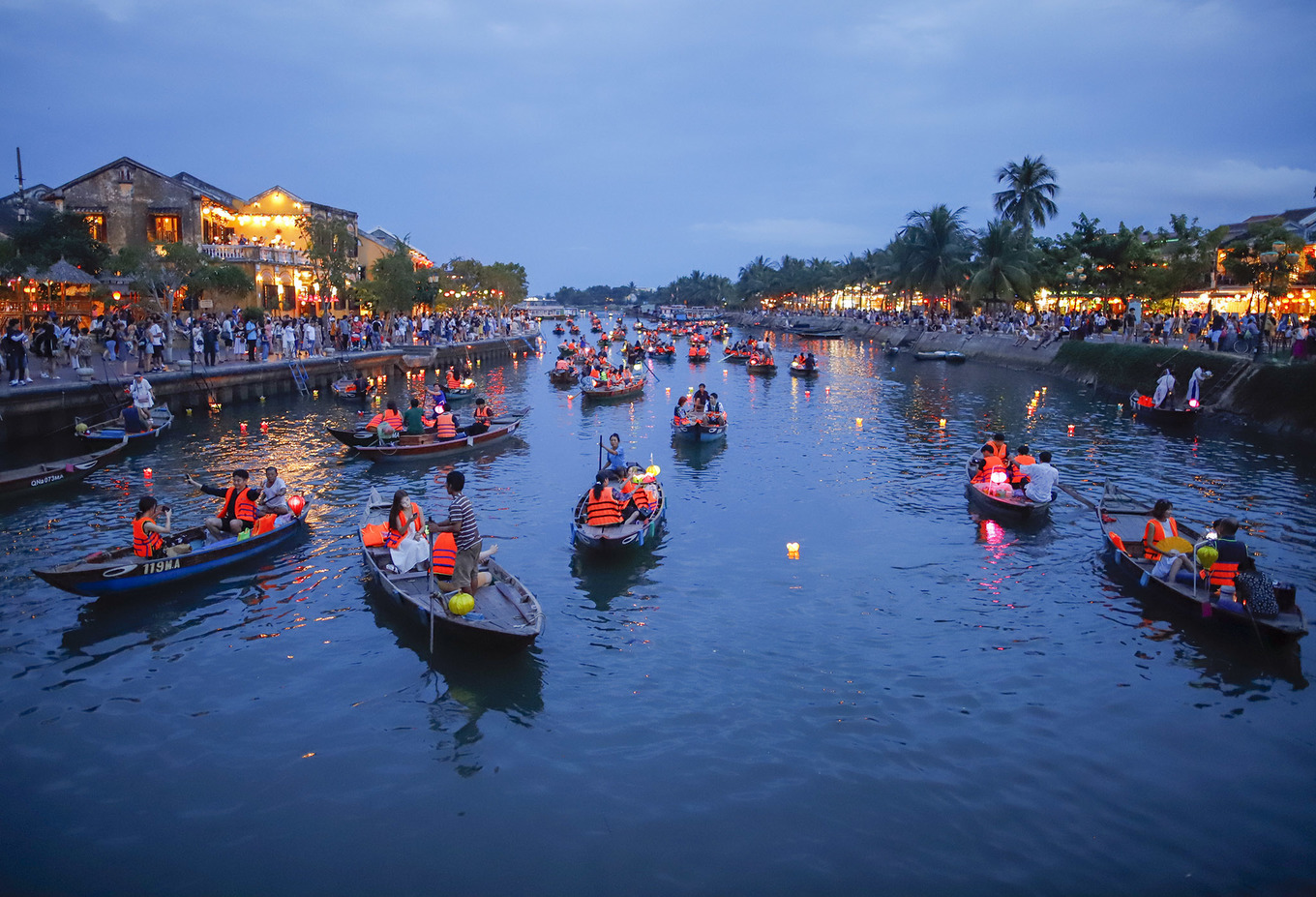 Thả đèn hoa đăng trên sông Hoài