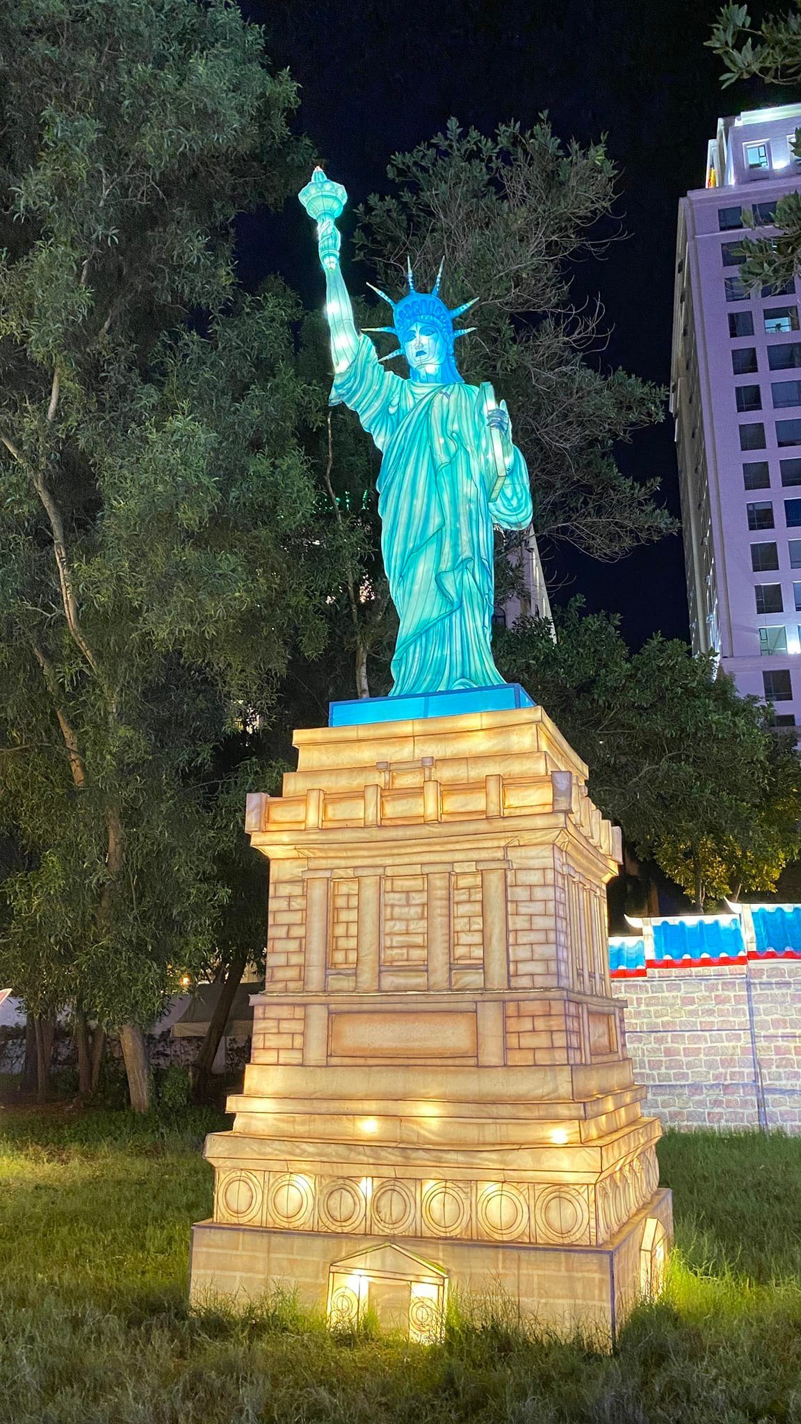 Mô hình đèn lồng khổng lồ tại lễ hội đèn lồng Sài Gòn
