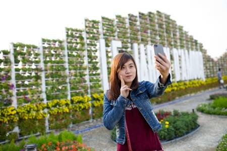 Du khách ghi lại khoảnh khắc đẹp với lễ hội hoa Bà Nà