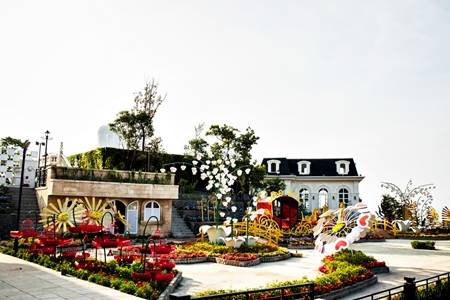 Du khách ghi lại khoảnh khắc đẹp với lễ hội hoa Bà Nà