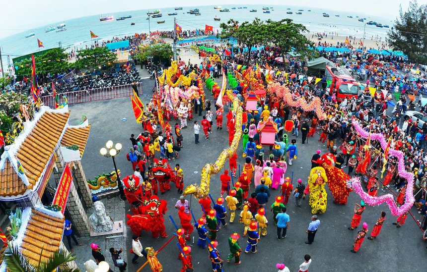 Múa lân sư rồng ở lễ hội Dinh Cô.