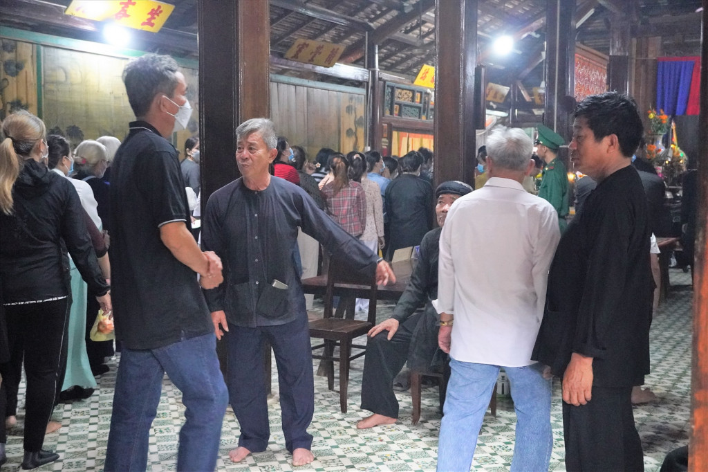 Đông đúc du khách đến lễ hội. Ảnh: Báo Lao động.