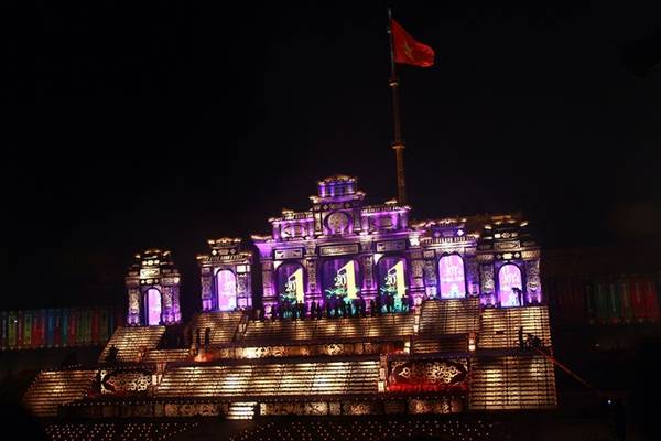 Sân khấu lung linh tại lễ khai mạc Festival Huế
